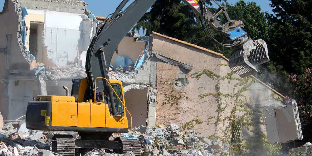 découvrez le coût moyen de la démolition de plafond au mètre carré, les facteurs influençant les prix et des conseils pour bien planifier vos travaux.