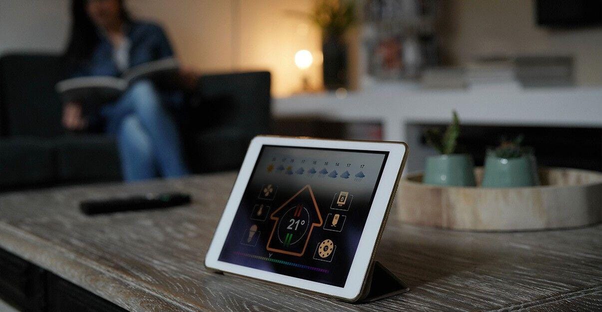 découvrez le coût de la domotique pour une maison neuve et comment optimiser votre budget pour une maison intelligente et connectée.