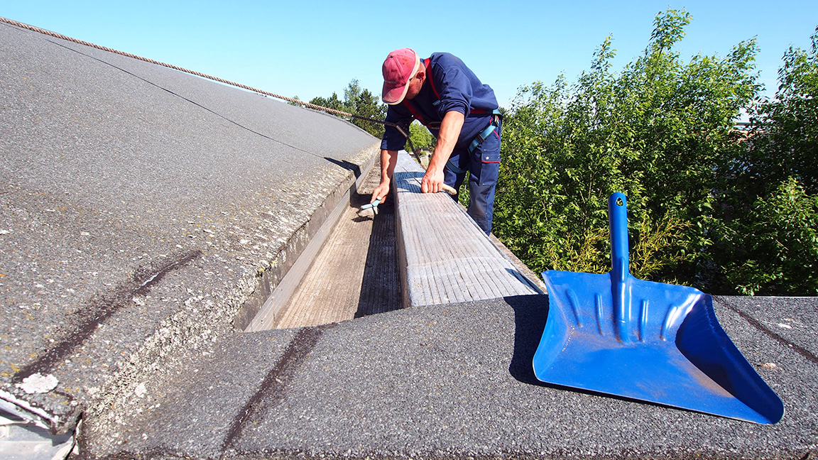 découvrez le coût d'entretien d'une toiture terrasse : tarifs, fréquence des interventions et conseils pour préserver l'étanchéité et la durabilité de votre toiture.