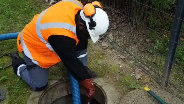 découvrez le coût moyen d'une vidange de fosse septique et nos conseils pratiques pour entretenir votre installation efficacement et éviter les problèmes coûteux.