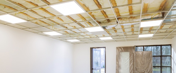 découvrez le coût d'un faux plafond isolant, ses avantages et les facteurs influençant le prix pour améliorer l'isolation thermique et acoustique de votre intérieur.