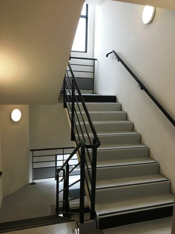 découvrez le coût moyen pour la rénovation d'une cage d'escalier en immeuble et obtenez des conseils pour estimer votre budget travaux efficacement.