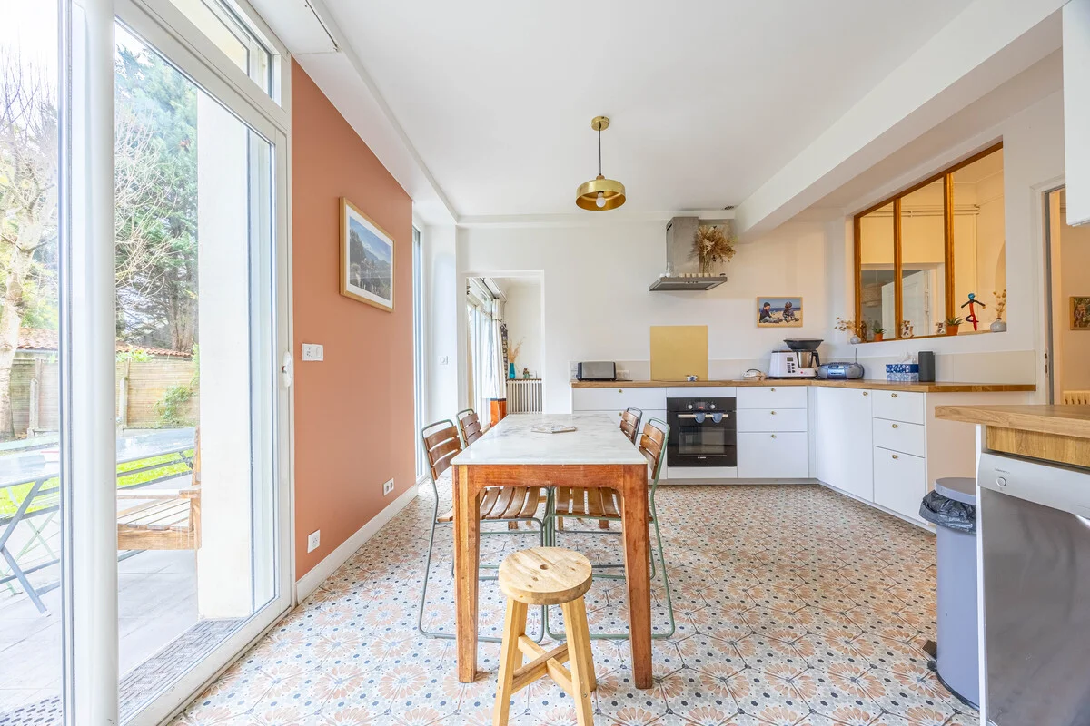 découvrez le coût moyen pour la rénovation d'une maison de 120m² : estimation des prix, conseils et éléments à prendre en compte pour réussir votre projet.