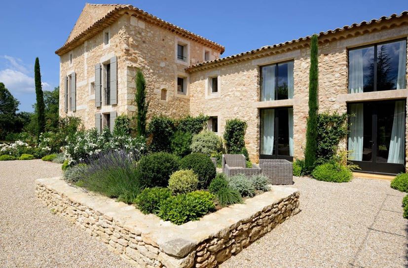 découvrez les coûts de rénovation d'une maison en pierre et obtenez des conseils pour estimer votre budget travaux efficacement.