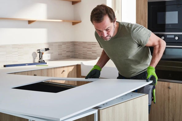 découvrez le coût de rénovation d'un plan de travail de cuisine et obtenez des conseils pour bien planifier votre budget et choisir les matériaux adaptés.