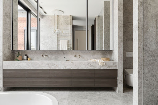 découvrez les coûts moyens pour la rénovation de votre salle de bain et obtenez des conseils pour bien planifier votre budget.