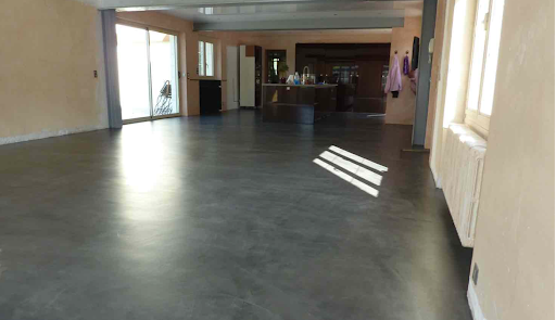 découvrez les coûts de rénovation de sol selon les matériaux et travaux nécessaires pour un intérieur rénové et agréable.