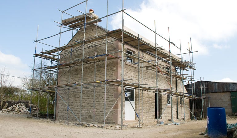 découvrez le coût estimatif pour la rénovation de la toiture de votre grange, avec des conseils pour optimiser votre budget et choisir les matériaux adaptés.