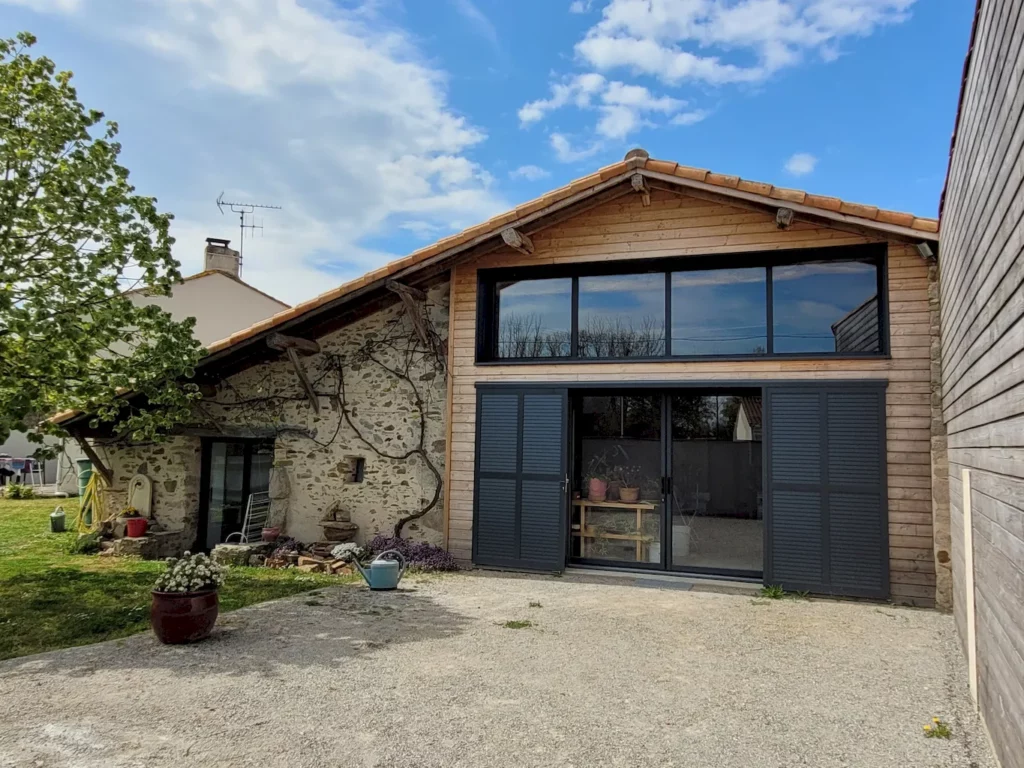 découvrez le coût moyen pour la rénovation d'une toiture de grange, avec des conseils pour estimer votre budget et choisir les matériaux adaptés.