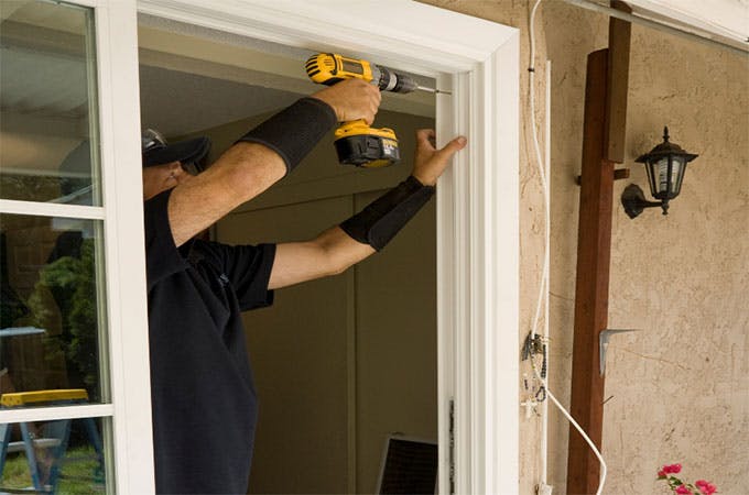 découvrez le coût de la réparation d'une porte en bois, avec des conseils pour estimer les prix et choisir la meilleure solution pour votre budget.