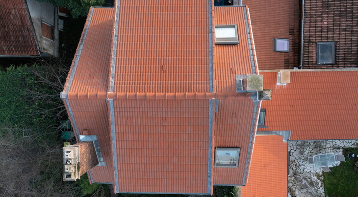 découvrez les coûts associés à la toiture et à l'isolation pour optimiser votre budget rénovation et améliorer l'efficacité énergétique de votre habitat.