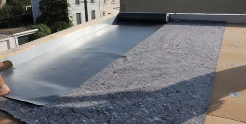 découvrez le coût d'une toiture plate isolée, les facteurs influençant les prix et les conseils pour optimiser votre budget rénovation ou construction.