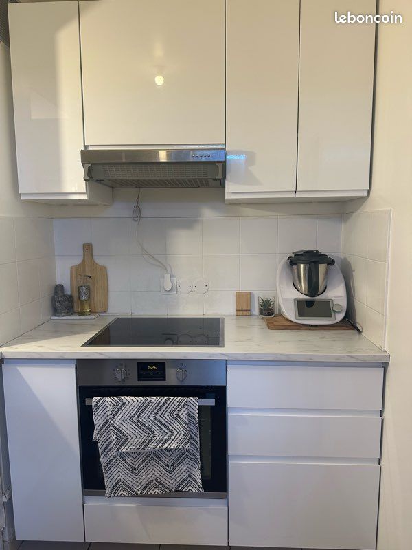 découvrez la cuisine ikea voxtorp blanche, alliant design épuré et élégance moderne pour un intérieur lumineux et contemporain.