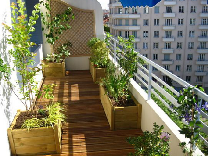 découvrez des astuces pratiques et élégantes pour décorer un balcon étroit et maximiser votre espace extérieur avec style.