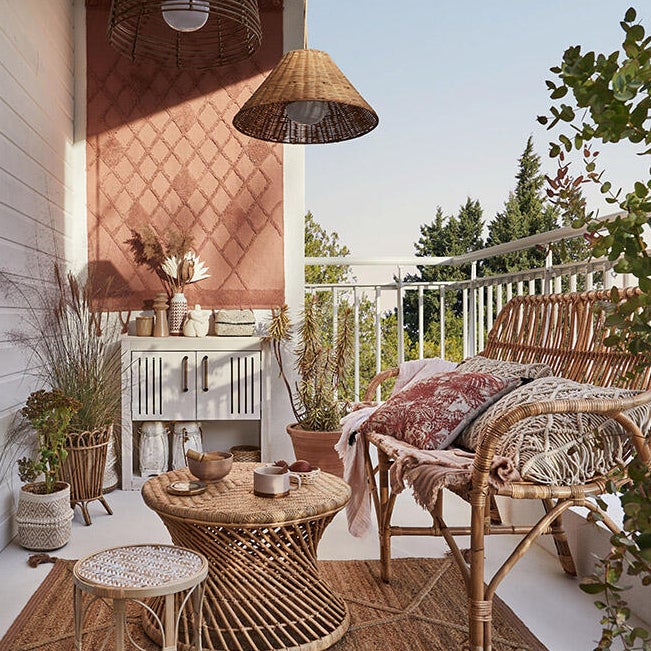 découvrez des astuces pratiques et tendances pour décorer un balcon étroit et en faire un espace agréable et fonctionnel.