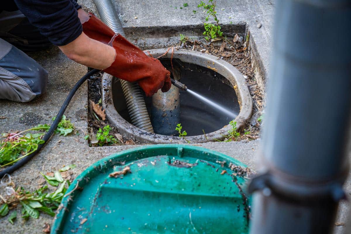 découvrez nos conseils pour le dégorgement de canalisation afin d'éviter les bouchons et réaliser des économies sur l'entretien de votre plomberie.