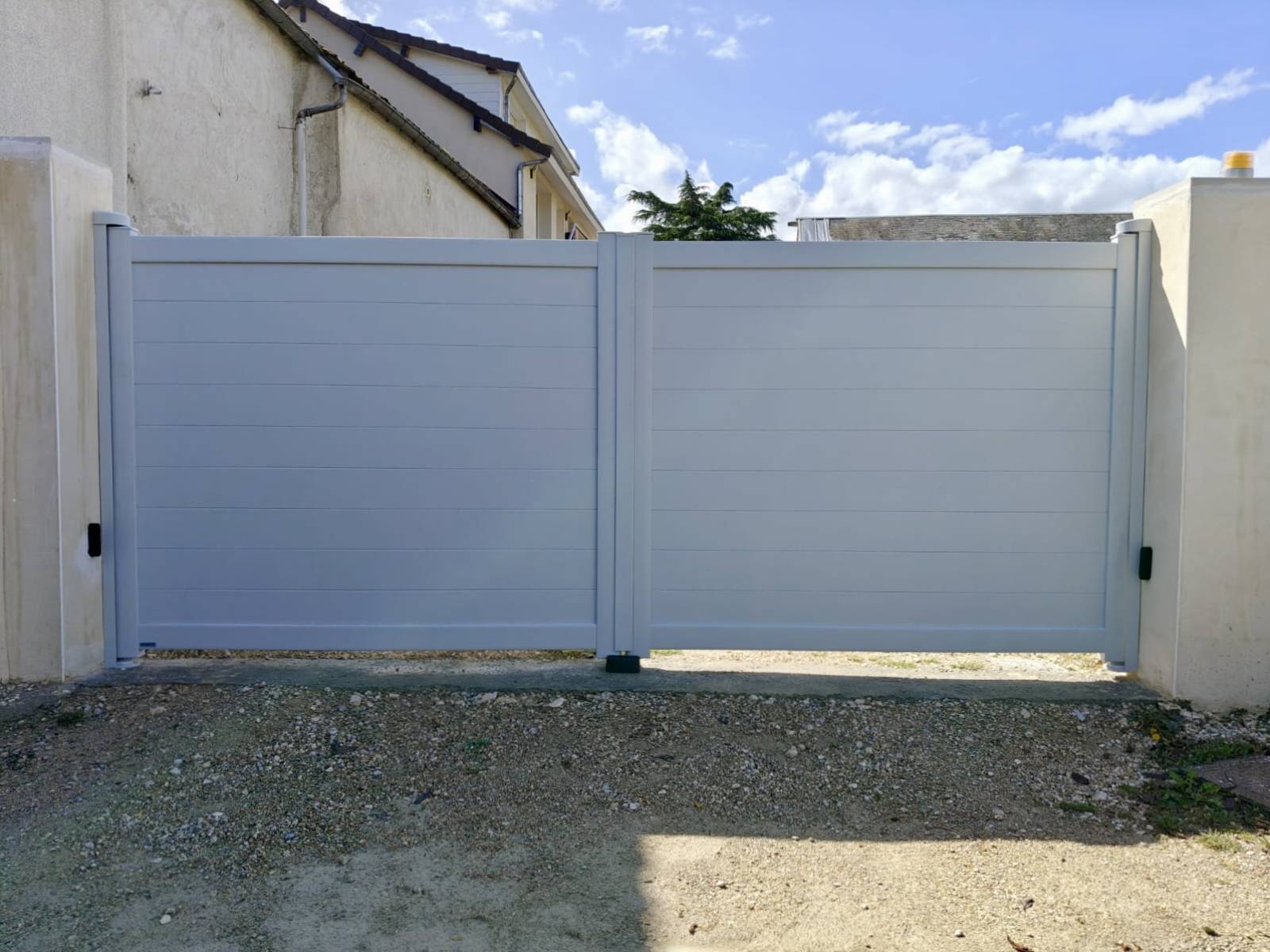 obtenez un devis gratuit pour l'installation de votre clôture ou portail. comparez les prix et choisissez le meilleur professionnel pour sécuriser et embellir votre propriété.