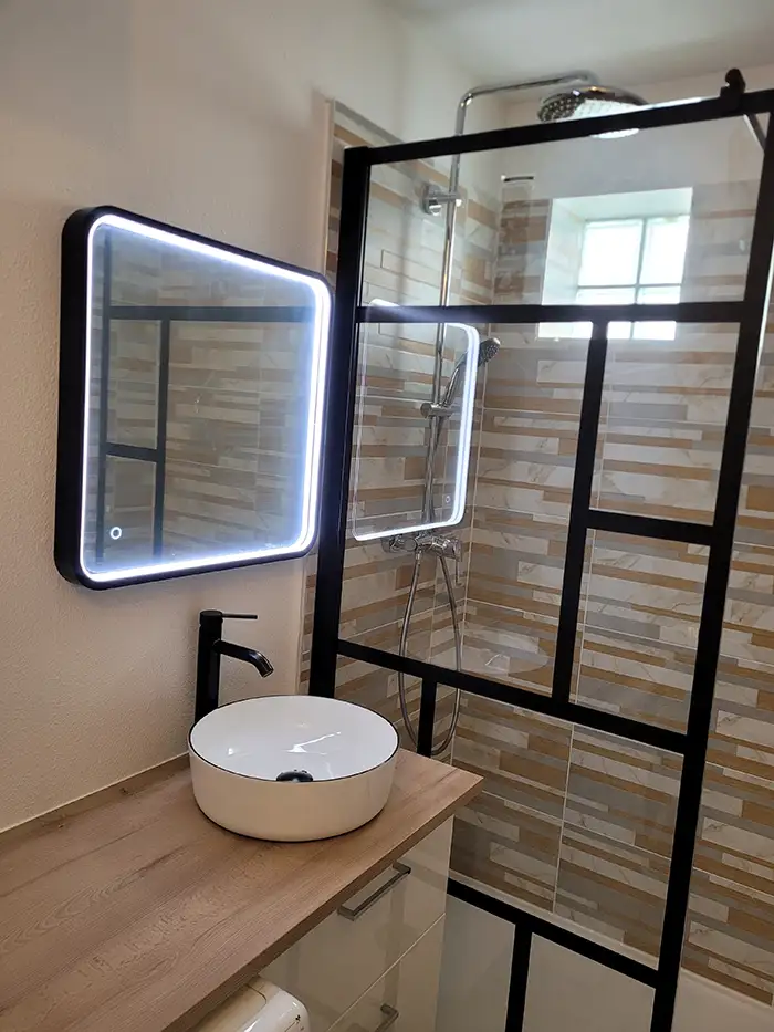 découvrez la durée moyenne pour la rénovation d'une salle de bain et planifiez efficacement vos travaux pour un résultat optimal.