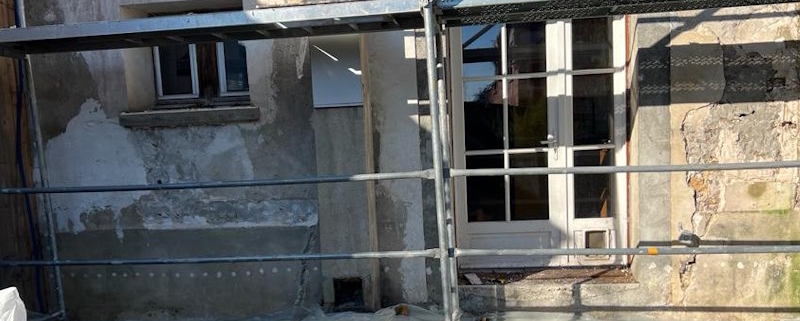 estimez le prix au m² pour la rénovation d'une maison ancienne et planifiez votre projet avec précision grâce à nos conseils et estimations détaillées.