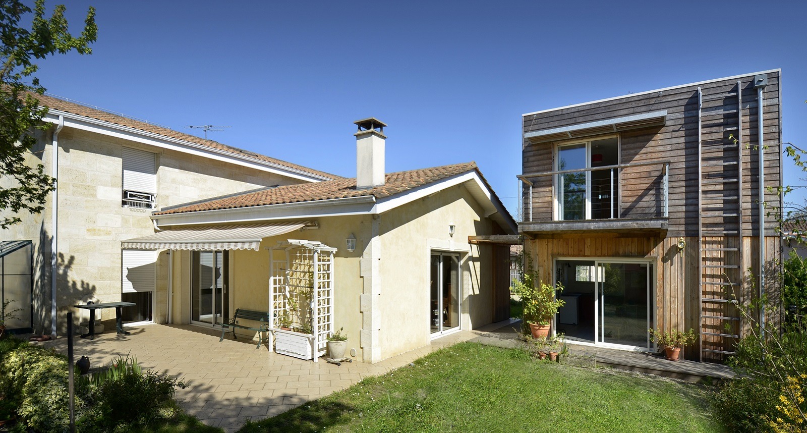 découvrez notre extension à 2 étages pour agrandir votre espace de vie avec élégance et fonctionnalité, parfaite pour optimiser votre maison.