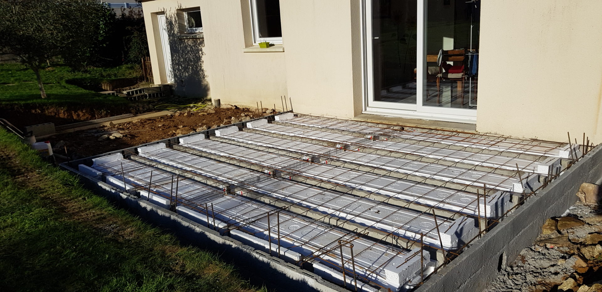 découvrez nos solutions professionnelles pour une extension en dalle béton, alliant solidité et durabilité, idéales pour agrandir vos espaces de vie en toute confiance.