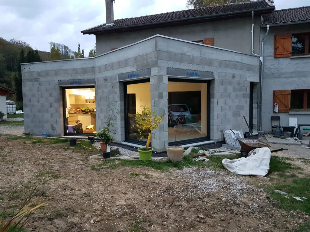 découvrez nos solutions d'extension en dalle béton robustes et durables, idéales pour agrandir vos espaces extérieurs avec solidité et esthétique.