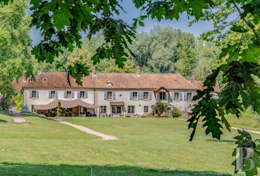 découvrez cette ferme à rénover proche du 15e arrondissement de paris, une opportunité unique pour créer votre habitation idéale alliant charme rural et proximité urbaine.