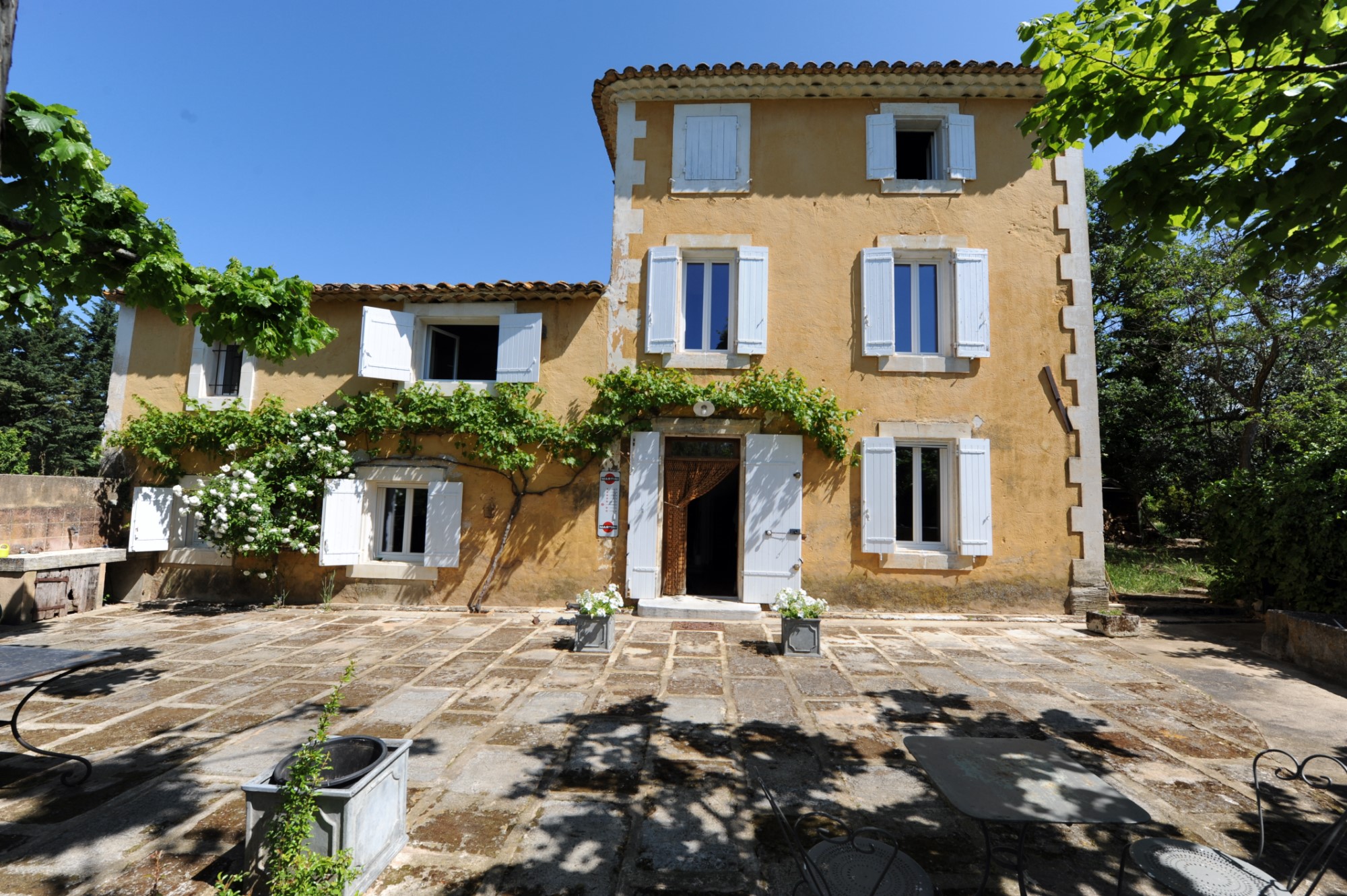 découvrez une ferme à rénover idéalement située près du 15e arrondissement de paris, offrant un potentiel unique pour un projet de rénovation sur mesure.