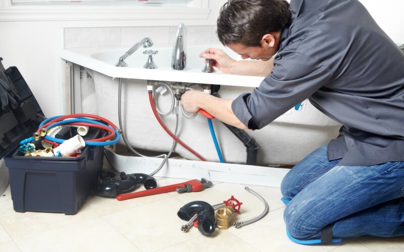 découvrez des solutions rapides et efficaces pour réparer une fuite de baignoire et éviter les dégâts dans votre salle de bain.