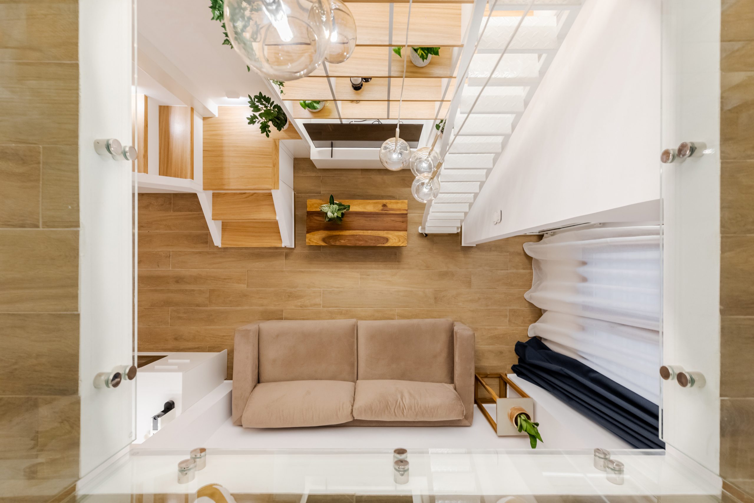 découvrez ce garage transformé en appartement moderne et fonctionnel dans le 17ème arrondissement, alliant confort et optimisation de l'espace en plein cœur de paris.