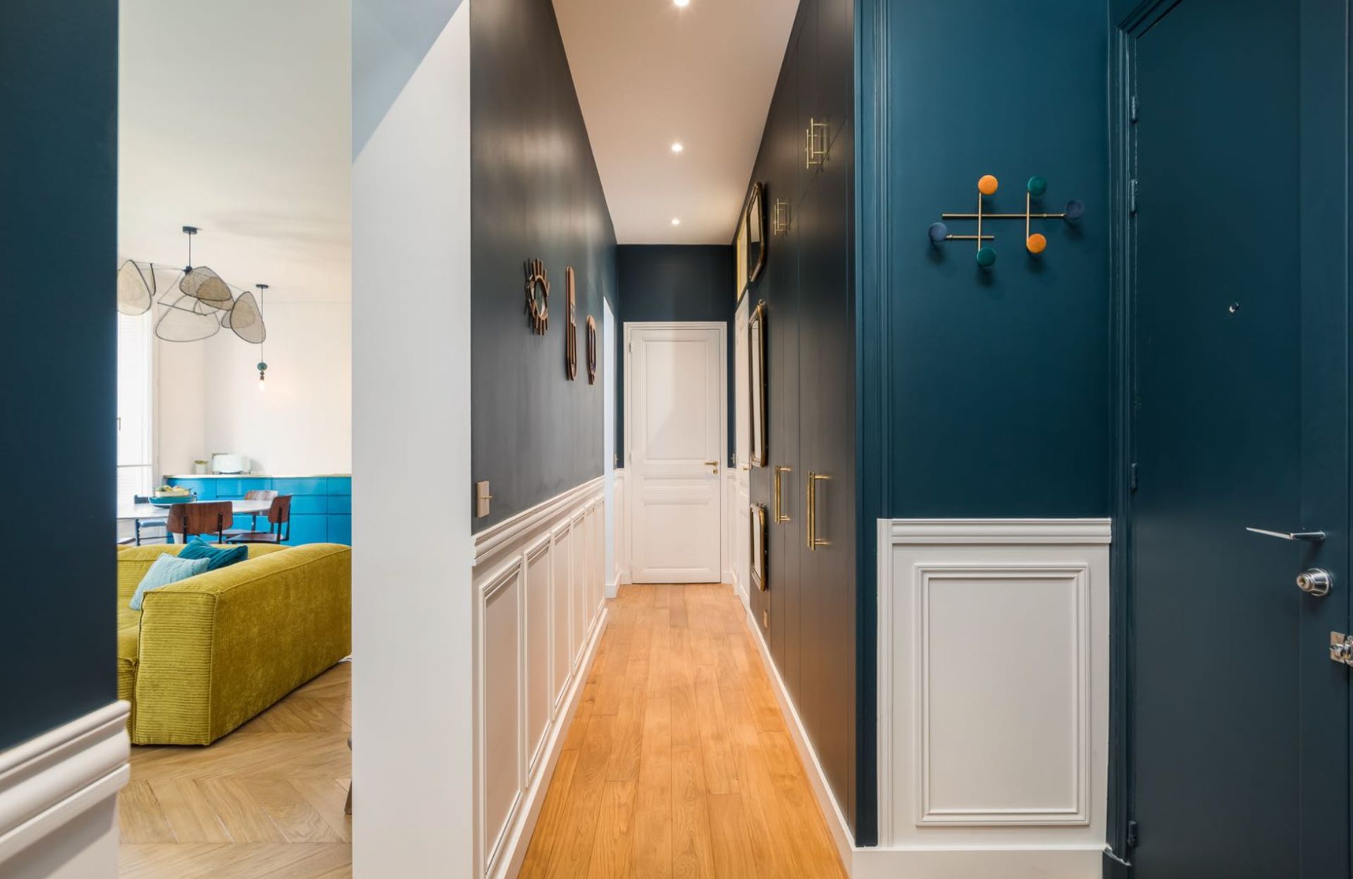 découvrez des idées déco originales et pratiques pour sublimer votre couloir, avec des astuces design, du mobilier adapté et des conseils lumineux.