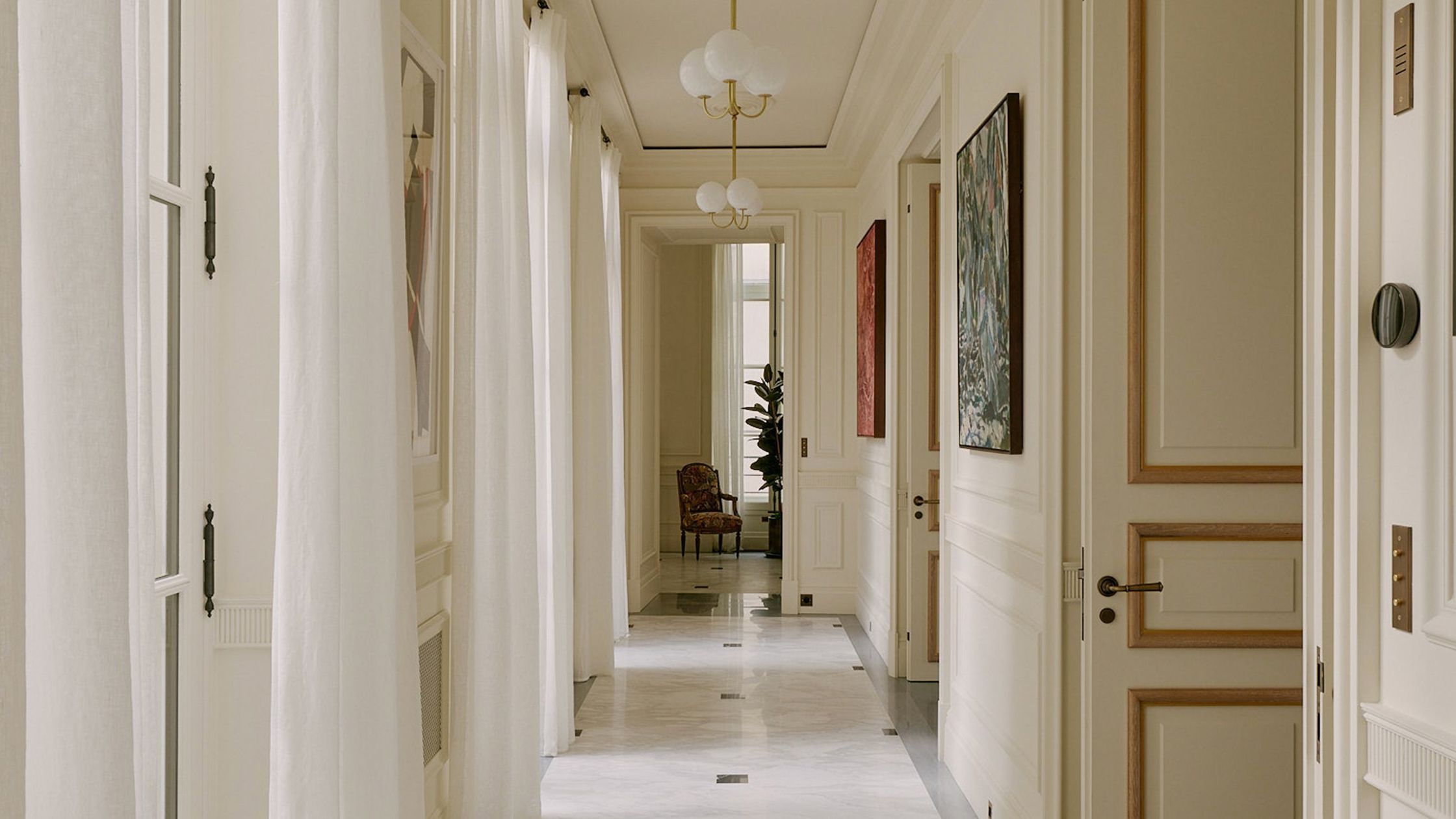 découvrez nos idées déco pour sublimer votre couloir : astuces design, conseils lumineux et styles tendance pour transformer cet espace souvent négligé.