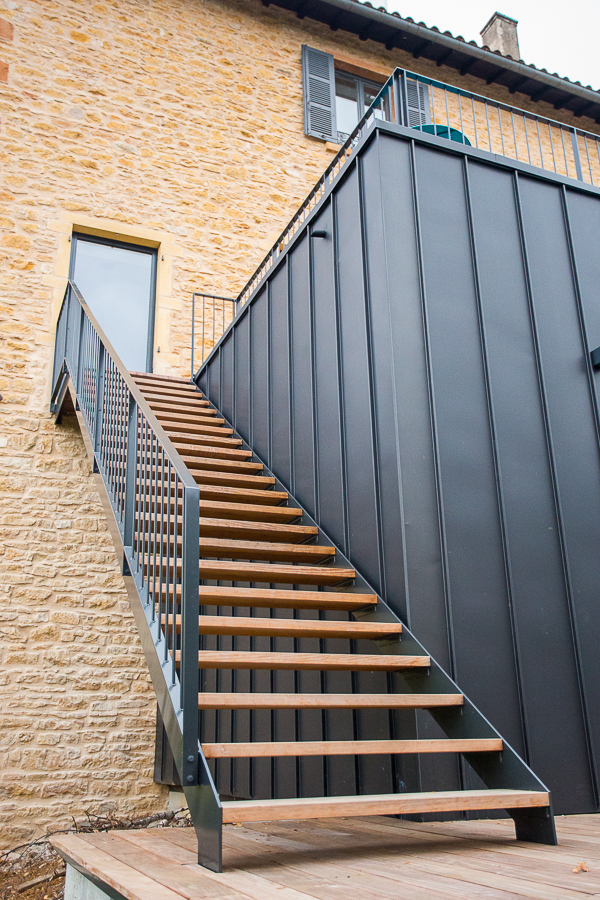 découvrez les normes et règles essentielles pour installer un escalier extérieur en toute sécurité et conformité. guide pratique pour bien choisir et poser votre escalier.