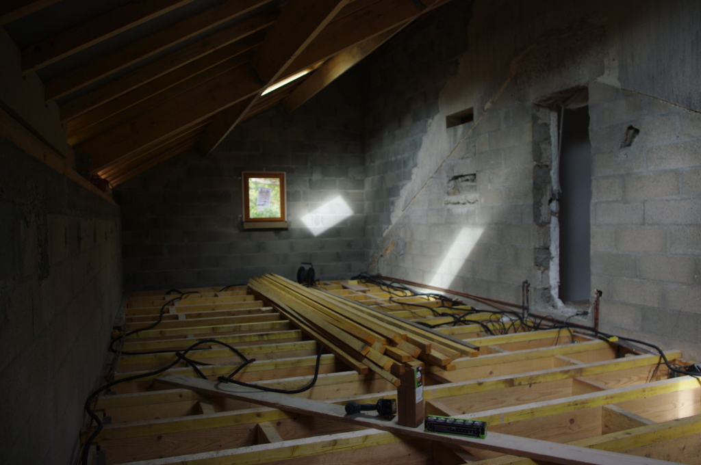 isolation intérieure des combles en ouate à paris 20ème : améliorez le confort thermique de votre logement tout en réduisant vos dépenses énergétiques grâce à une isolation écologique et performante.