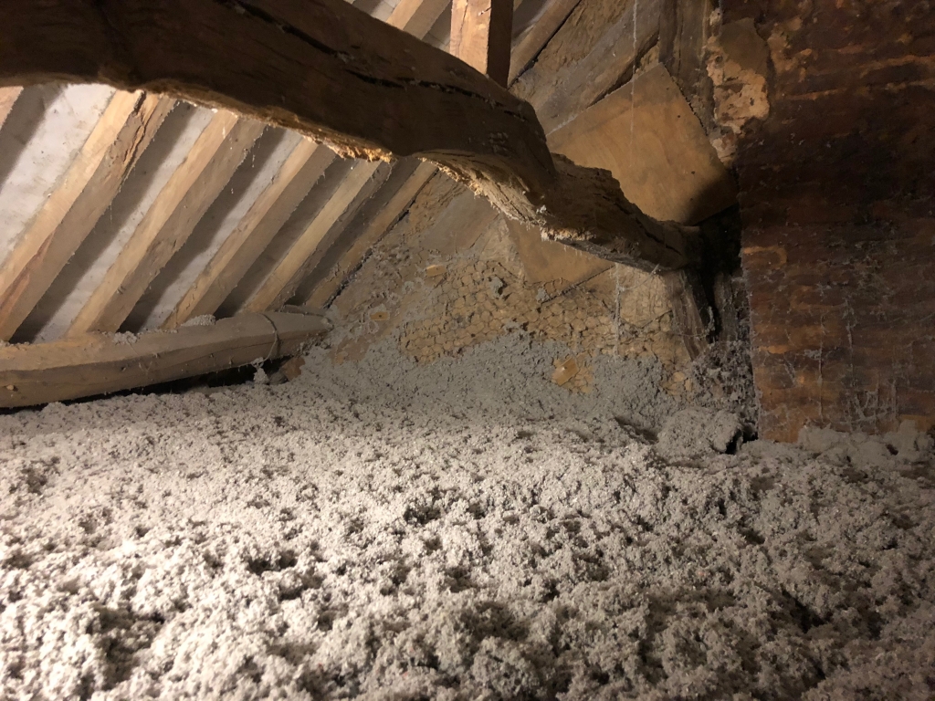 isolation intérieure des combles en ouate à paris 20ème : améliorez le confort thermique et acoustique de votre logement tout en réalisant des économies d'énergie grâce à une isolation écologique et performante.