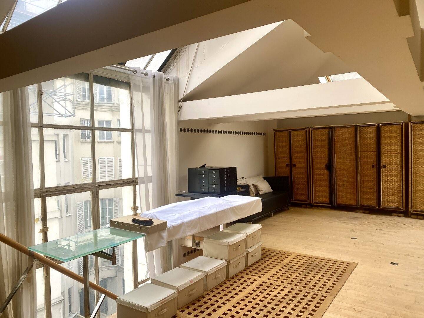 découvrez ce loft à rénover idéalement situé à paris, offrant un fort potentiel pour créer un espace unique et personnalisé au cœur de la capitale.