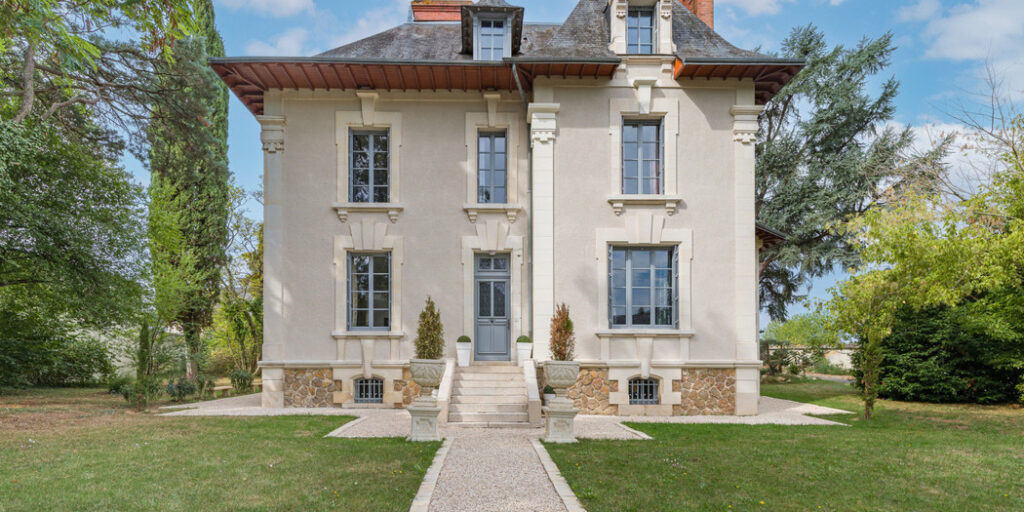 découvrez notre service de menuiserie sur mesure à bressuire, alliant savoir-faire traditionnel et modernité pour des réalisations personnalisées et de qualité.