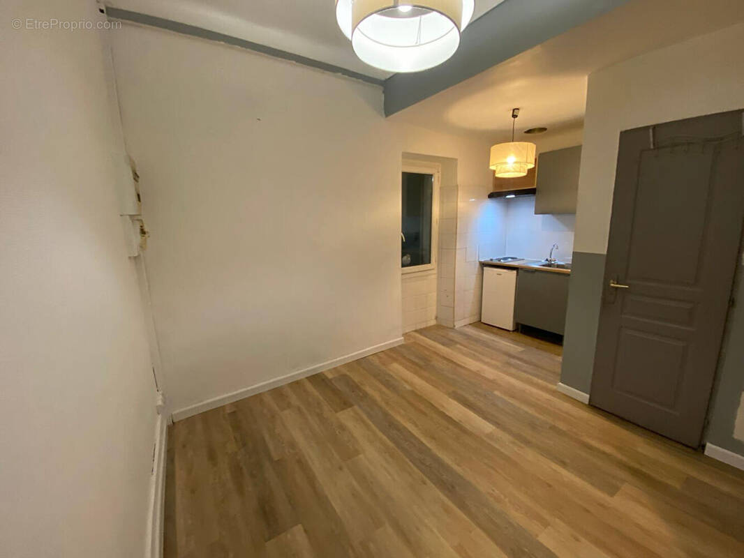 découvrez nos menuisiers experts à istres pour tous vos travaux d'intérieur. qualité, savoir-faire local et solutions sur mesure pour votre habitat.