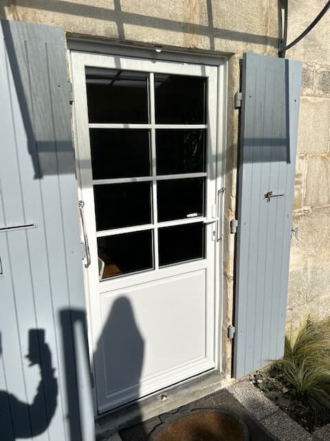 menuisier expert à tonnay-charente, spécialiste en fabrication et installation de meubles sur mesure, portes, fenêtres et aménagements intérieurs de qualité.