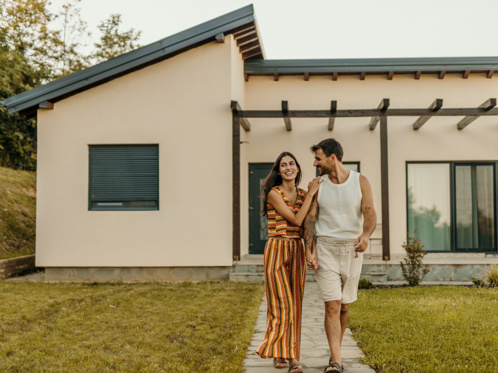 découvrez nos conseils et techniques pour réussir la peinture de votre maison, du choix des couleurs à l'application, pour un intérieur et extérieur impeccable.