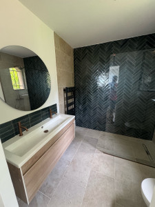 plombier chauffagiste expert à grasse, spécialisé en installation, réparation et entretien de systèmes de chauffage et plomberie. service rapide et professionnel.