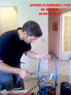 plombier et chauffagiste à lyon 4, expert en installation, réparation et entretien de vos systèmes de plomberie et chauffage. intervention rapide et professionnelle.