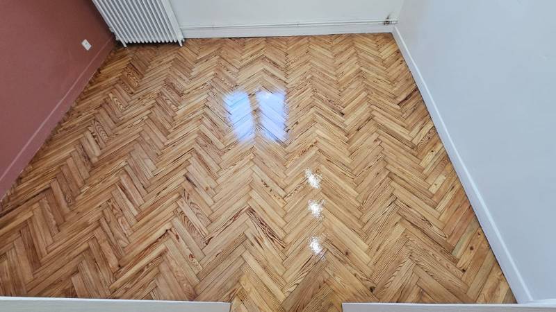 découvrez nos services de ponçage et vitrification de parquet aux meilleurs prix pour redonner éclat et protection à vos sols en bois.