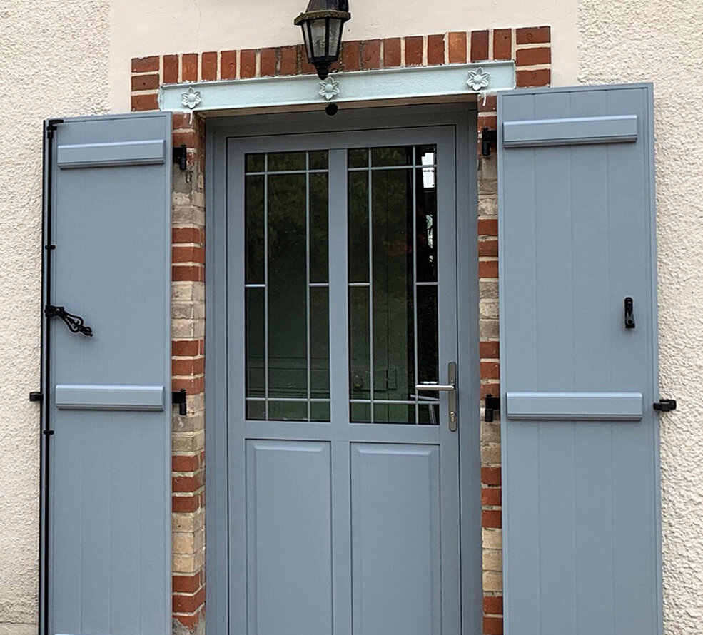découvrez tout sur la porte d'entrée en aluminium : conseils de pose, avantages et prix pour choisir la meilleure option pour votre maison.