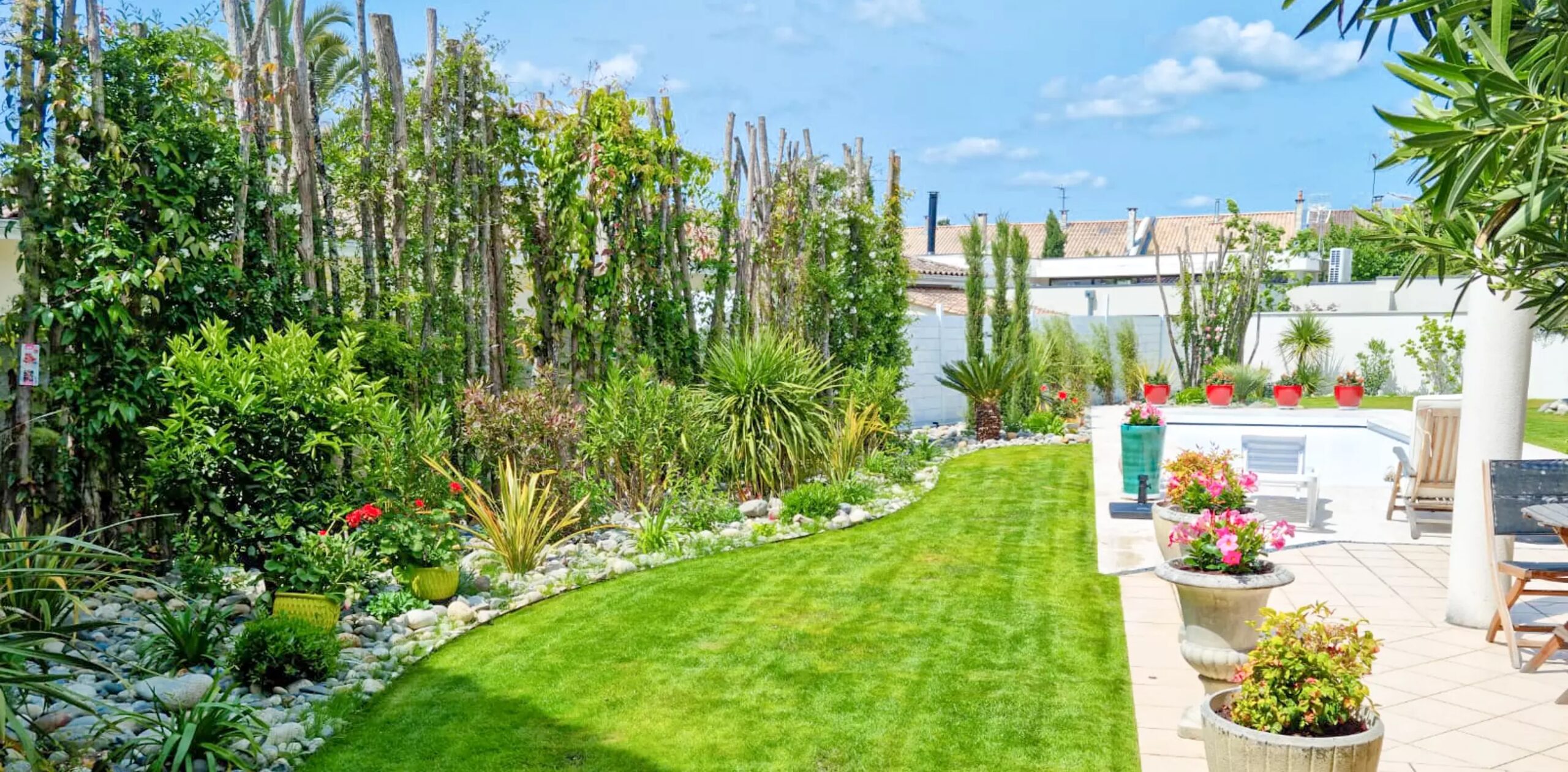 découvrez les prix d'aménagement extérieur pour transformer votre jardin, terrasse ou espace extérieur selon votre budget.