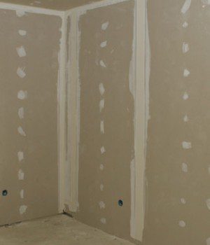 découvrez les prix des cloisons isolées pour mieux choisir votre solution d'aménagement et d'isolation thermique et acoustique.