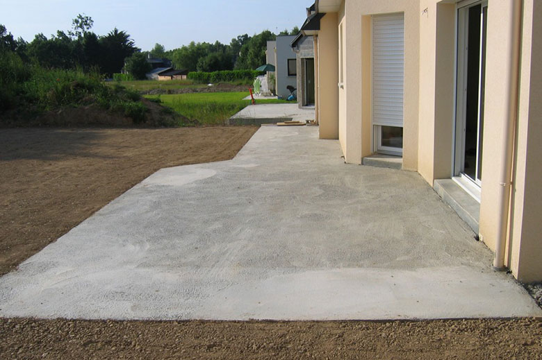 découvrez les prix pour une dalle béton de terrasse incluant la main d'œuvre. guide complet pour estimer le coût de votre projet de terrasse en béton.