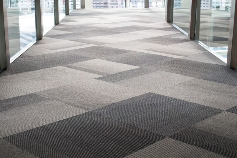 découvrez les prix pour la dépose de moquette au mètre carré, avec conseils et facteurs influençant le coût de ce service de rénovation.