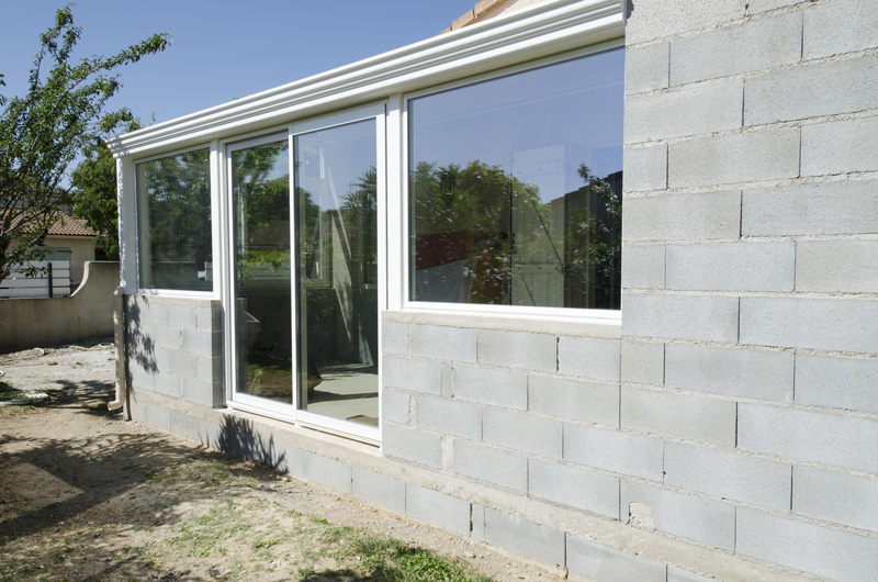 découvrez les prix d'une extension en verre pour apporter luminosité et modernité à votre espace. guide complet des coûts et conseils pour bien choisir.