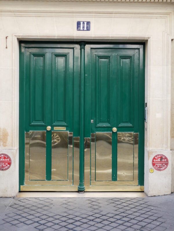 découvrez les tarifs pour la peinture d'une porte en bois et trouvez le meilleur rapport qualité-prix pour vos travaux de rénovation.